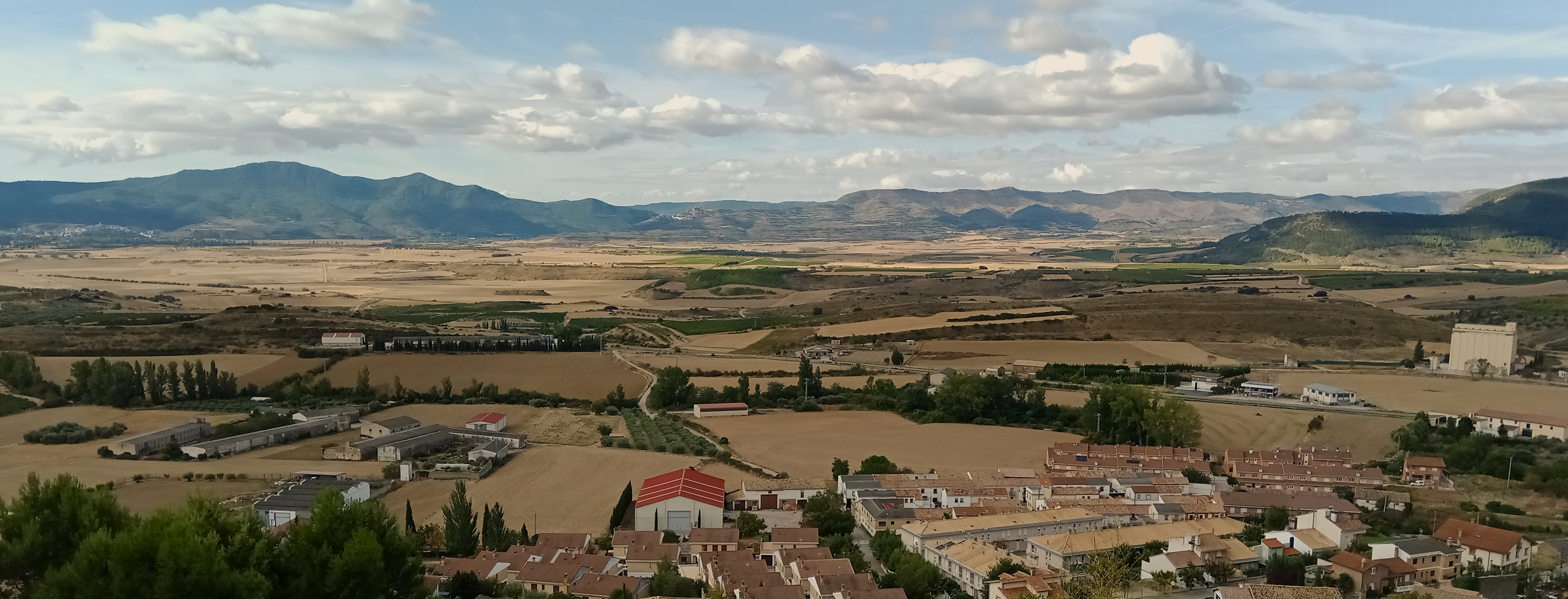 Vista de parte del pueblo de Aibar y campos